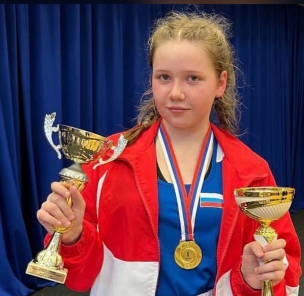 Учащаяся 8«В» класса Анна Цуркина стала победителем первенства Сибири по боксу.