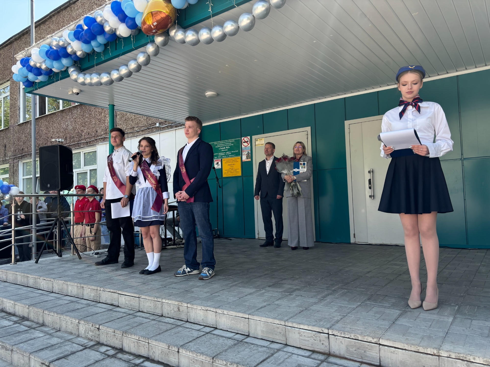 Последний звонок для выпускников 11-х и 9-х классов Последний звонок для выпускников 11-х и 9-х классов.