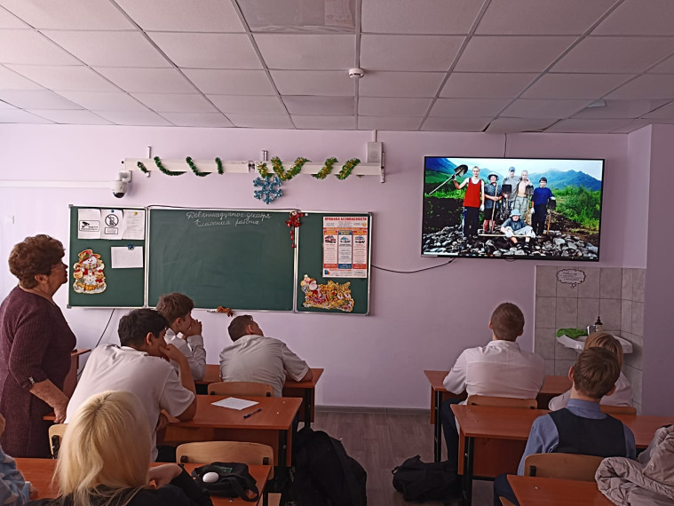 Встреча ребят туристического клуба «Эдельвейс» с заслуженным учителем РФ, инструктором по туризму Гончаровой Александрой Ивановной.