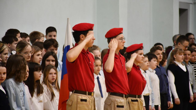 Рабочая неделя новой третьей четверти началась с общешкольной линейки!.