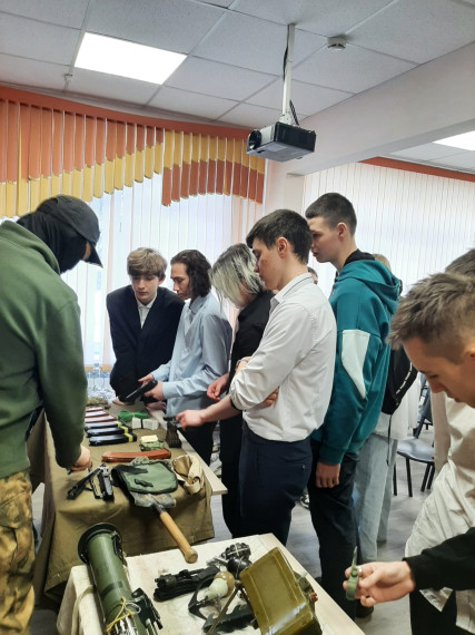 22 марта в МБОУ «Лицей №3» состоялась встреча с инструкторами клуба НВП «Рокот.Барнаул», ветеранами боевых действий, участниками СВО.