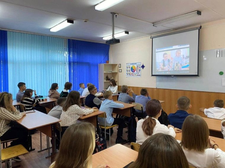Сегодня во всех школах Барнаула, как и во всех школах страны, первая учебная неделя началась с «Разговора о важном».