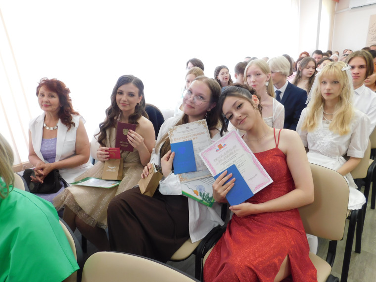 Торжественное вручение аттестатов выпускникам 11 класса.